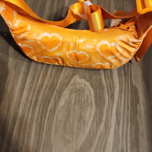 Neon orange tiedye heart crossbody bag - Picture 3 of 3